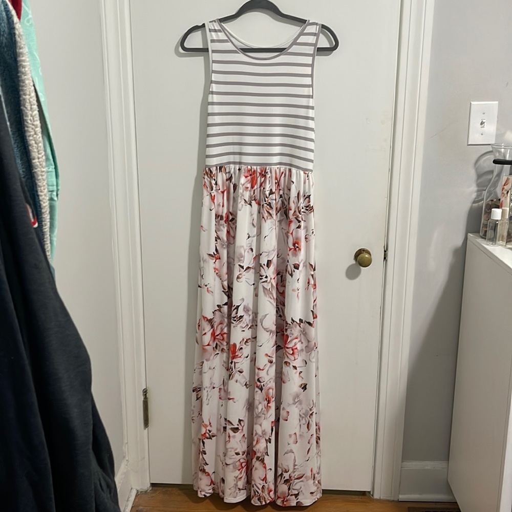 Maxi dress, floral, pockets. M